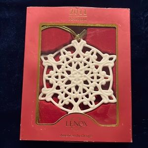LENOX - 2011 Annual Snow Fantasies Snowflake Ornament - 3 1/2" - in orig…